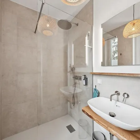 Stilvolles 3-zimmer-domizil Mit Hochwertiger Ebk Und Fischgraetparkett Apartment